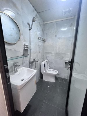 chính chủ gửi bán chcc tại trần quý kiên. diện tích 55,84m2, 2 ngủ, 2vs