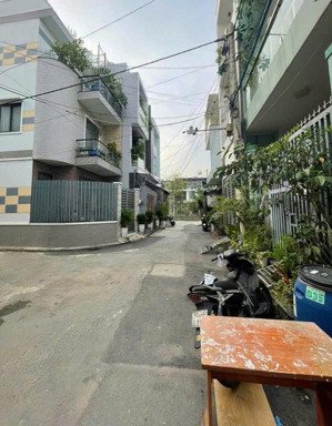 bán căn nhà đường cây keo phường tam phú thủ đức. 2 lầu có 2 phòng ngủ và 2 wc, hoàn công đầy đủ.