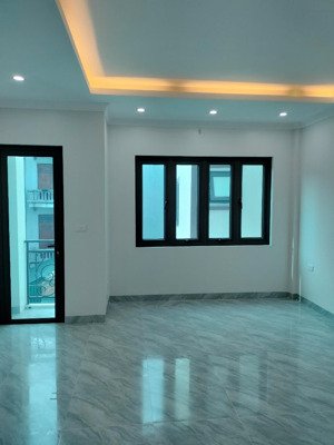 nhà đa sỹ 5 tầng xây mới cách đường ô tô 40m, yên tĩnh giá rẻ nhất kv, lh chị nguyệt 