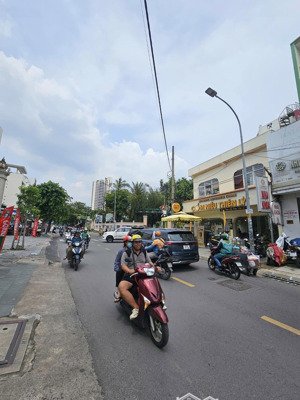 bán nhà mt quốc hương 30 tỷ - đoạn đẹp sát xuân thủy dt:4x18 cn 75m2 nhà 5 tầng