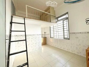 trống 1 phòng cửa sổ trời ban công ngay 666/29 lê trọng tấn - vị trí đẹp cho sinh viên công thương
