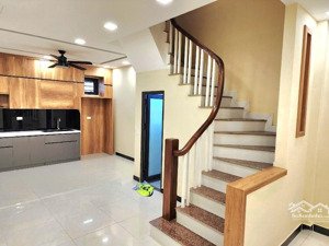 nhà mới đẹp, ở ngay ngõ 299 đại mỗ, nam từ liêm, 42m, 4 tầng, ngõ thông, gần ô tô giá chỉ 6,9 tỷ.