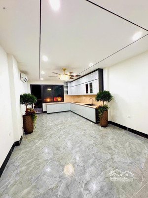 bán căn nhà 60m2 x 7 tầng , phố trạm, phường long biên, hà nội.