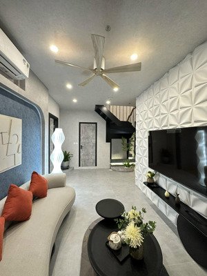 góc đầu tư ecopark : bán căn mezza 3 pn - đủ đồ đẹp như ảnh - tầng trung - hướng mát - view đẹp !!