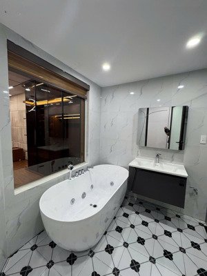 chính chủ bán nhà 8 tầng phố trạm long biên