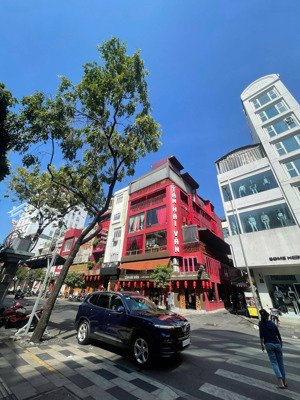 bán nhà góc 2 mặt tiền đường phạm văn đồng. dt 583m2 (11 x 53m), 5 tầng. giá 105 tỷ tl - tin thật