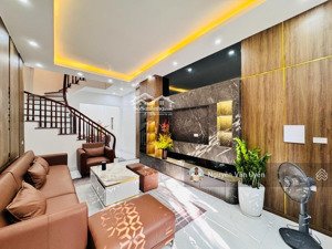 bán nhà -- trần duy hưng-- cầu giấy. dt 38m2 x 5 tầng x mặt tiền 5,6m. giá bán 9,6 tỷ. gần phố.