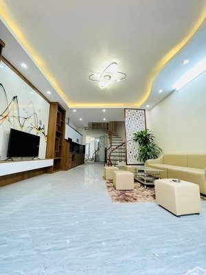 cần bán nhà đường láng, gần 5 trường đại học, gần phố, ngõ 3 gác, 45m2*5t, giá nhỉnh 8 tỷ