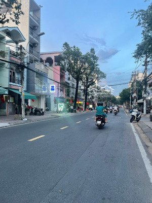 chỉ 14.5 tỷ. duy nhất 1 căn mtkd lê văn lương quận 7. 80m2 4 tầng hoàn công chuẩn. 2 sân thượng