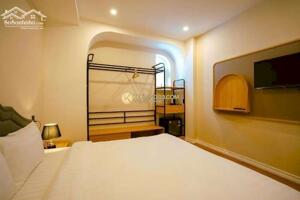 KHÁCH SẠN MẶT TIỀN 450M2 THU NHẬP 70-80 TRIỆU/ THÁNG GẦN NGÃ 5 ĐẠI HỌC