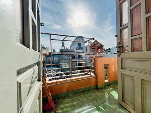 cho thuê phòng ban công thông thoáng, mặt tiền đ. huỳnh thị hai