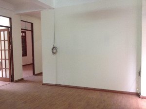 bán căn hộ nhạc viện 125 trung kính 94m, 2pn, 2vs, 2 ban công rộng, chỗ để ôtô, giá 80tr/m