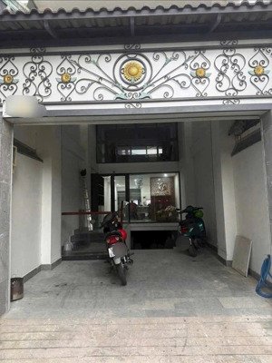 chỉ với 11 tỷ có ngay nhà đẹp tại phạm văn bạch, phường 15, quận tân bình. lh 