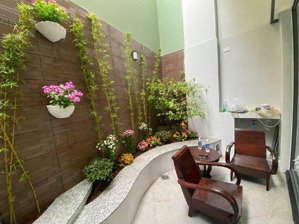 nhà q 6 ngay vòng xoay cây gõ , gần chợ lớn 90m, nhà nở hậu 9,4m, nhà vô ở ngay, có giếng trời.