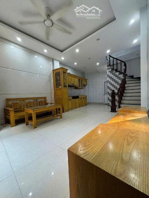 nhỉnh 5 tỷ nhận ngay căn nhà 5 tầng trung tâm di trạch ngõ rộng oto đỗ cổng sổ đỏ trao tay