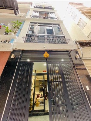 chính chủ bán nhà hoàng hoa thám - ba đình - công viên bách thảo. 46m2, xây 6t thang máy. 10.8tỷ