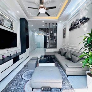 nhà dân xây đẹp, kiểu hiện đại. trước nhà thoáng có sân chơi