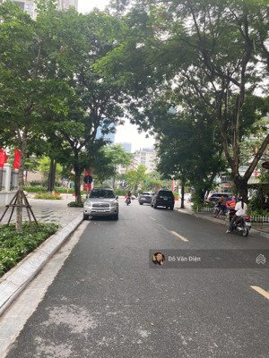 cho thuê nhà hàng, văn phòng, showroom, ... mặt phố dịch vọng hậu ,500m2 ,mt 25m, giá thuê 195 tr