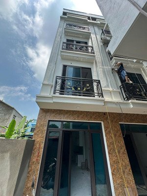 nhà 4 tầng 1 tum cách ql6 400m-ô tô đỗ tận cửa-tầm 4 tỉ cam kết căn này là hoa hâu-khó căn nào hơn