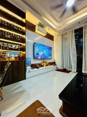 siêu phẩm cầu giấy mới tinh full nội thất xịn - ở ngay - gần phố - 50m ra mặt ngõ thông kinh doa