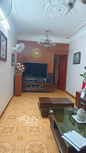 chỉ 50m ra mặt phố láng hạ, căn nhà 85m2x 4 tầng, có sân rộng để xe, ô chờ thang máy, ở cực sướng.