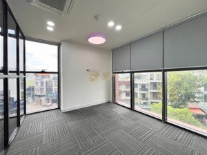 bán căn văn phòng rộng 57m2 . giá 4,2 tỷ nhận nhà ngay , the sun avenue , khu cư dân cao cấp