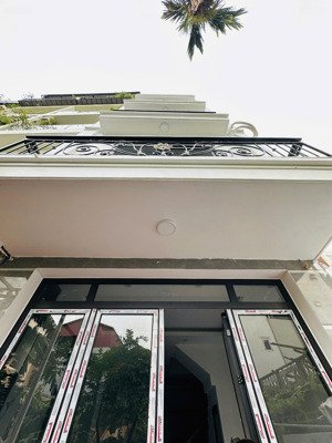 trung tâm quận long biên giá chỉ 150 triệu 1m đã sẵn nhà mới 46m2 5t, 6 ngủ, nhà đẹp tổ 3 thạch bàn