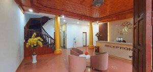 bán nhà tây hồ dt: 220m2 sẵn 5 tầng - rộng 10m - ô tô 16c vào nhà - phố víp trích sài - ba bước châ