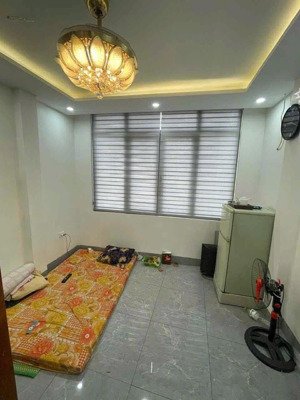 mặt đường la thành, 19m, lô góc 3 thoáng, vỉa hè đá bóng, nhà xây mới full nội thất, sổ chính chủ