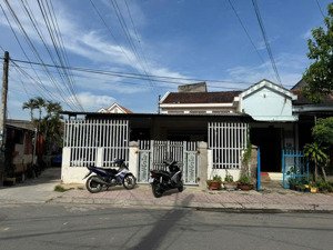 chính chủ gửi bán ngôi nhà 2 mặt tiền nằm ở đường phan bội châu. 280m2 giá 20tr/m2