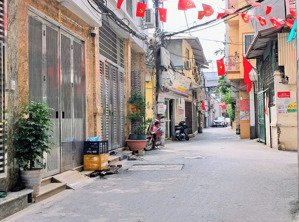 đất đẹp phạm văn đồng, xuân đỉnh. mặt ngõ thông, oto 7 chỗ vào đất. 50m ra phố. lô góc.