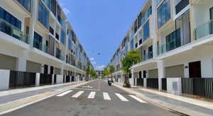 nhà phố 4 tầng 6x20, cạnh trường học- phố ẩm thực giá 5,5 tỷ ( full 100%).lh em phước