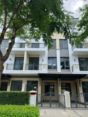 cho thuê căn verosa 108m2, 5pn, 5wc full nội thất, giá tốt 30 triệu bao phí quản lý. nhà mới 100%