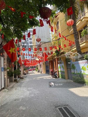 khu vip nguyễn sơn - bán nhà 4 tầng - 4 ngủ - full nội thất- có sân để xe - ngõ thông - dân trí cao