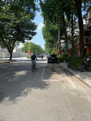 bán tập thể tầng 2 tại vạn bảo, văn cao, ba đình, 39m2, sử dụng 60m2, 2 ngủ. hơn 4 tỷ.