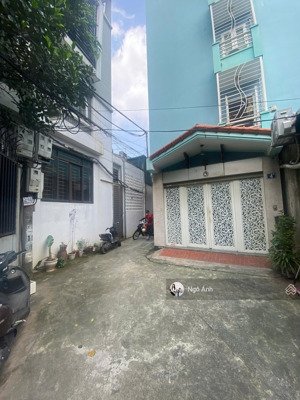 bán nhà dòng tiền 240tr/năm- 5 tầng 8 phòng -gần đường hồng tiến - thoáng trước sau- gần ôtô tránh