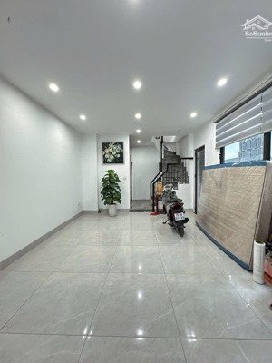 bán nhà 6 tầng nguyễn sơn,40m_mt4.5m, thang máy,gara ô tô,phun nội thất,chỉ 12xty
