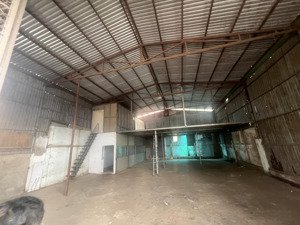 - cho thuê nhà xưởng 450m2 giá 12tr và 650m giá 20tr tại đông thanh - hóc môn. xe tải 10tan đi.