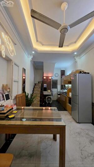 Bán nhà riêng 30m2 sổ vuông sát phố Hoàng Cầu, đi bộ ra hồ, ngõ trước nhà 2m thông thoáng tiện ở kết hợp kinh doanh gia đình.