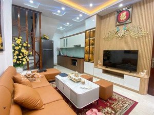 nhà cổ linh- đi bộ sang aeon mall- ô tô đỗ cổng nhà thiết kế hiện đại 5 tầng với 3 phòng ngủ