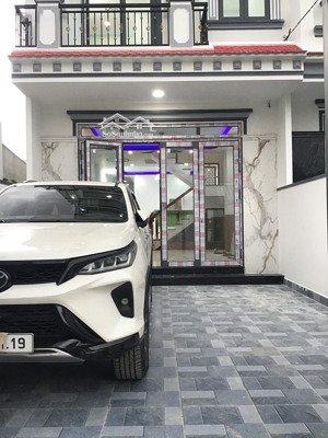 nhà lầu mới hoàn thiện cách trung tâm phố biển nha trang chỉ 10 phút di chuyển. giá dưới 5 tỷ ạ .