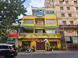 mặt tiền ngang 12m - sử dụng hơn 3800m2 - trống suốt vị trí tốt - số 10a kỳ đồng, quận 3.!!!