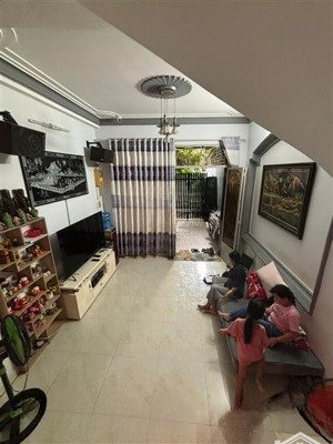 nhà 60m2, 2 tầng ,ngay đầm sen, 3pn , gần lũy bán bích, giá chỉ 5 tỷ 250