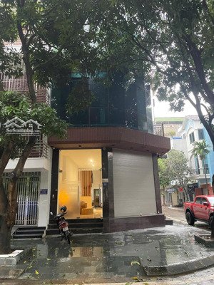 nhà lô góc 3 mặt tiền- 2 mặt tiền 1 mặt ngõ , phù hợp cho nhà làm văn phòng và nhà dòng tiền