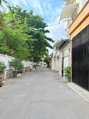 bán nhà góc 2 mặt tiền 2 tầng 1 tum dt 126m2 đối diện là trường học, đường oto 7m, full nội thất