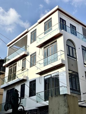 chỉ còn đúng 2 căn mặt ngõ phố lạch tray - ngay gần đại học hàng hải. cách mặt đường chỉ 15m