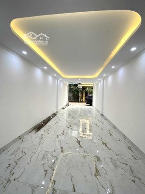 khương hạ.50 m .17,3 tỷ . cầu thang máy .7tầng. có sân để ôtô rộng mênh mông trước cửa