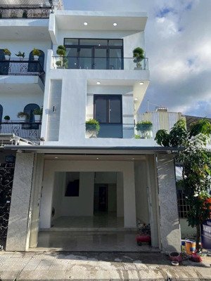 bán gấp nhà mặt tiền 3 tầng kinh doanh, ban công rộng, khu dân cư đông, đủ tiện ích, giá tốt