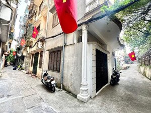 bán nhà phân lô xưởng phim - ngõ 3m ô tô đỗ cửa - vị trí cực đẹp 30m ra mặt phố.