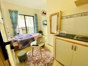 cho thuê phòng ở nguyễn kiệm, ban công, thang máy, full nội thất như hình